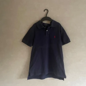 Ralph Lauren Piké  - En jätte fin Ralph Lauren Piké i mycket bra skick. Skulle säga 7.5/10. Använt ett fåtal gånger. Har ni några funderingar är det bara att höra va er!😃