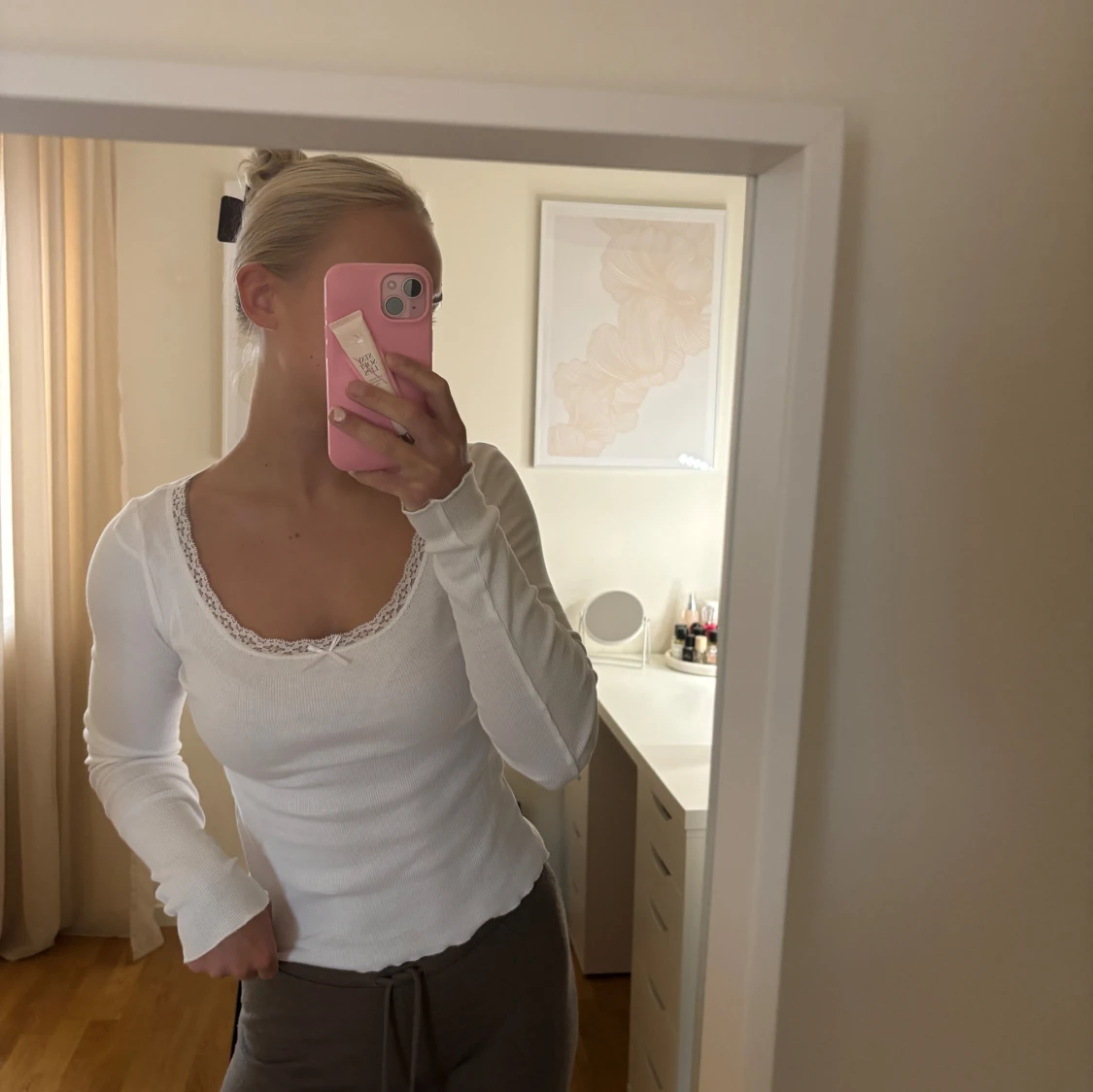 Vit ribbad topp med spetsdetaljer - 90