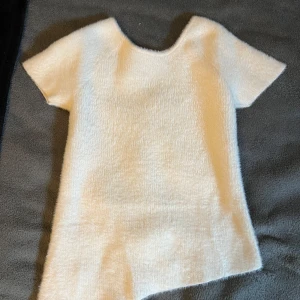 Zara topp - Vit fluffig topp från Zara, har öppen rygg med knytning som går att skjustera. Aldrig använd endast testas o har prislapp kvar, storlek S som sitter åtsittande. Pris kan diskuteras, skriv vid frågor🩷