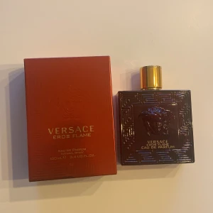 Versace Eros Flame Eau de Parfum -  Versace Eros Flame EdP 100 ml Nästan full flaska – endast 7-8 % använd.  En intensiv och maskulin doft med en perfekt balans av citrus, kryddor och tränoter. Perfekt för dig som vill sticka ut och göra intryck!  Flaskan är i mycket fint skick och originalförpackningen ingår.  Hör av dig om du är intresserad eller har frågor!