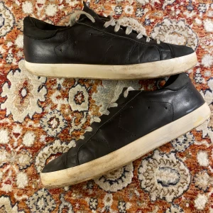 Golden Goose Skor - Hej! Säljer nu mina skor från märket Golden Goose , storlek 43, bra skick. Tveka inte på att höra av dig om du har frågor eller funderingar kring skorna!
