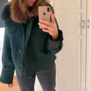 Meotine jacka- charlie  - Säljer min gröna meotine jacka i modellen ”charlie”, sparsamt använd. Storlek m/L, Nypris ca 3000kr. Priset är diskuterbart🎀