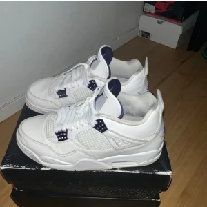 Jordan 4 metallic purple  - Jordan 4 metallic purple, storlek 44,5 använd ett fåtal gånger men är restored