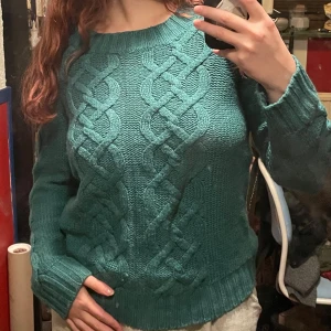 Fin grön stickad tröja - Super skön stickad grön tröja med vackra mönster på framsidan och ärmarna.💚 inte stickig alls!  Har plick köp avstängt då jag säljer saker på plick också, så skriv om du vill köpa så slår jag på det!