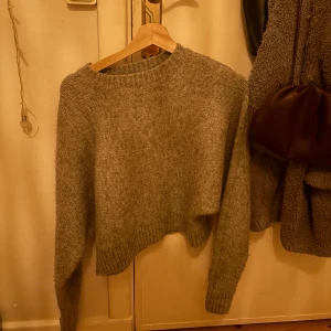 grå stickad tröja - super fin o varm stickad tröja ifrån hm, super bra skick!!🥰🥰🥰