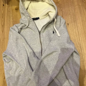 Ralph Lauren Hoodie - Tröjan är i nyskick och är verkligen 10/10 säljer den pga storleken. XXL Men jag skulle nog säga att den sitter bra på någon som bär XL vanligtvis!
