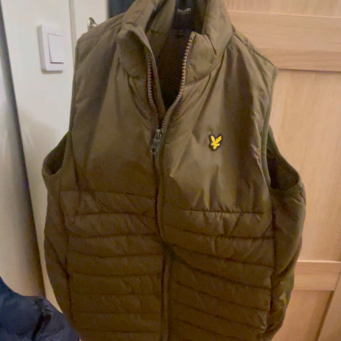 Olivgrön dunväst från Lyle & Scott - 90