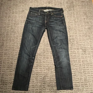 Mörkblå Ralph lauren jeans  - Riktigt feta jeans från Ralph lauren. Säljer pga att de inte passar mig. Bra skick, använda ett par gånger. Jeansen är små i storlek och passar därför om du är runt 160 cm lång. Pris kan diskuteras 