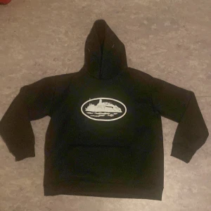 Corteiz hoodie - Helt ny i perfekt skick corteiz hopdie. Simpel och snygg hoodie. Storlek M men passar även för L