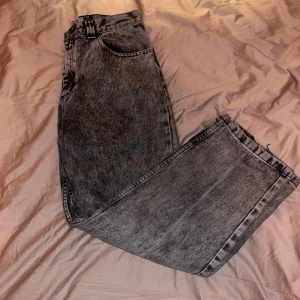 Polar 93 - Gråa Polar 93 jeans i bra skick, säljer pga inte min stil längre. Riktigt sköna. Storlek 32/32.