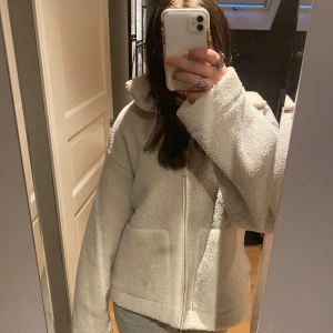 Teddyjacka h&m - Jättefin teddyjacka från hm som jag beställde av en tjej på plick. Jag fick dock en felaktig storlek. Men på mig som har S/M i vanliga fall så passar den ändå väldigt bra. Det är bara inte riktigt den passform som jag ville ha. Den har aldrig använts av mig och är som ny.💗