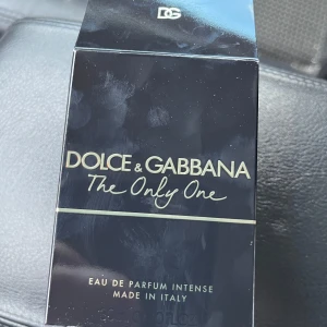 Dolce & Gabbana The Only One Eau de Parfum Intense - Säljer en elegant och intensiv Eau de Parfum från Dolce & Gabbana, The Only One. Flaskan är stilrent designad i svart med guldiga detaljer och rymmer en doft som är både sofistikerad och förförisk. Perfekt för den som vill sticka ut med en unik och minnesvärd doft. Endast testad några sprut, fick hem den i torsdags men var inte min typ av parfym.