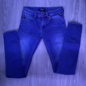  Blå jeans från Replay - Snygga blå jeans från Replay med en klassisk femficksdesign. De har en knapp och dragkedja framtill samt Replay-logga på fickorna. Perfekta för en stilren look. (Nypris=850)