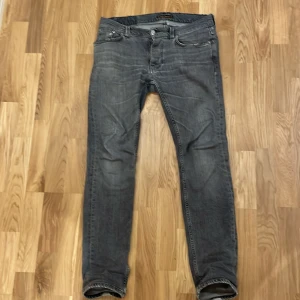 Nudie jeans - Snygga gråa Nudie jeans. Priset är ej fast huggas i sten. Skickat är helt okej eftersom att de är använda en del och har behövt lämna in dem som ni ser på baksidan där dem sytt.