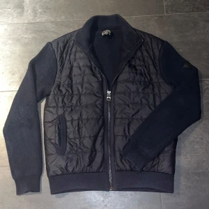 Cardigan - Säljer denna cardigan ifrån GUESS. Storlek S  och är i hyfsat bra skick 7/10. Bara att höra av om det är någon fråga!!