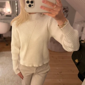 Vit stickad tröja från NA-KD - Säljer en stilren snygg vit stickad tröja med ribbade detaljer. Tröjan har en normal passfor och den enkla designen gör den lätt att matcha med olika outfits. Den är i storlek xxs men är som en XS! Gillade att tröjan satt i sajtare passform och inte oversized då den blir mer stilren!🩶