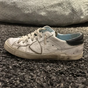 Vita phillipe models - Snygga och stilrena phillipe model skor. Inget förljer med. Nypris ca 3000 kr. Skick 6/10