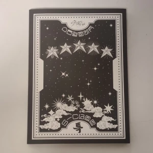 Straykids - Säljer straykids 5-star album. Allt på bilden medföljer (inga pcs). Skivan är använd ett fåtal gånger.