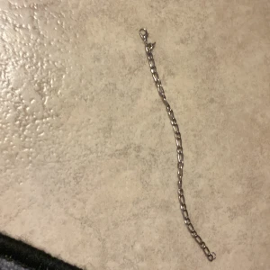 Silverfärgat armband - Snyggt silverfärgat armband med robusta länkar och en praktisk karbinhake. Perfekt för att ge en stilren touch till din outfit.