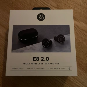 E8 2.0 från Bang & olufsen - Bang & Olufsen E8 2.0 är trådlösa in-ear hörlurar som kombinerar fantastisk ljudkvalitet med en stilren design. Dom är perfekta för musik,podd och telefonsamtal. Det medkommer olika storlekar på öronpropparna och laddare till fodralet. Det är touchkontroll på hörlurarna kan du enkelt styra musik, svara på samtal och justera volymen utan att behöva ta fram telefonen. Nypris ca4000