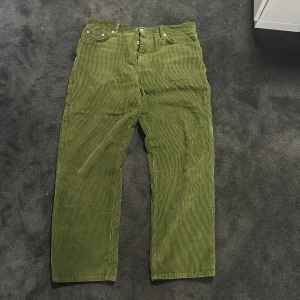 Stussy Big Ol Jeans - Dags att sälja dessa sjukt unika och feta corduroy brallorna från Stussy. Storlek 31 med sitter lite större i midjan. Lite mörkare grön i verkligen så dem e ännu fetare. Slutsålda överallt sedan år+ tillbaka. Sjukt fin passform och material. Skriv gärna vid intresse och för fler bilder!