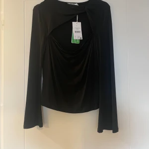 Svart långärmad topp från NA-KD - Superfin svart långärmad topp från NAKD. Aldrig använd med prislapp kvar, storlek L