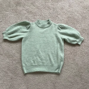 Stickad tröja från ONLY - Säljer en stilren stickad tröja från ONLY i storlek M men den passar de som har S. Tröjan har puffiga ärmar och en rund halsringning, perfekt för en avslappnad look. Materialet känns mjukt och bekvämt.