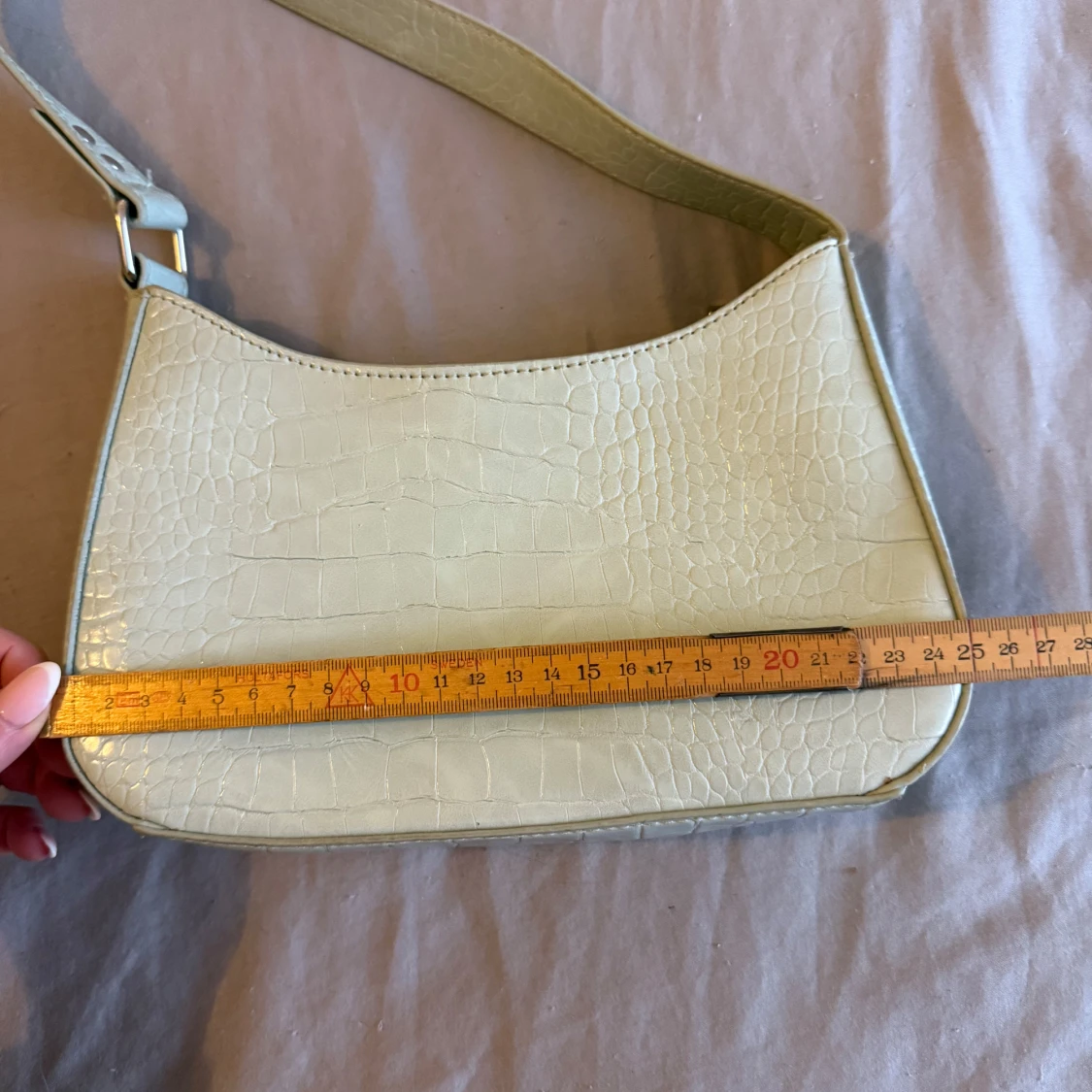 Mint axelväska med krokodilmönster - 92