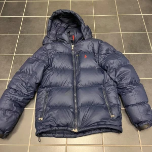 Polo Jacka - Tja, säljer nu en skit snygg Polo jacka den är i ett fint skick och inga skador bara hör av er vid frågor. Ny pris 5000