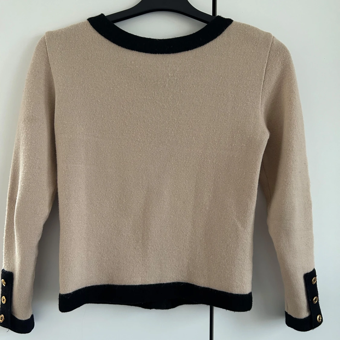 Beige kofta med svarta detaljer - 1