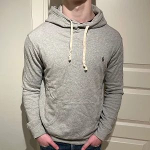Ralph Lauren Hoodie - Säljer en skön Raffe Hoodie! | Utmärkt skick finns inget direkt att anmärka! | Storlek M. | Ställ gärna frågor innan du köper!