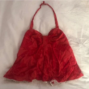 Rosett topp - Snygg röd halterneck topp med blommigt mönster och spetsdetaljer⭐️ söt rosett framtill o passar XS/S