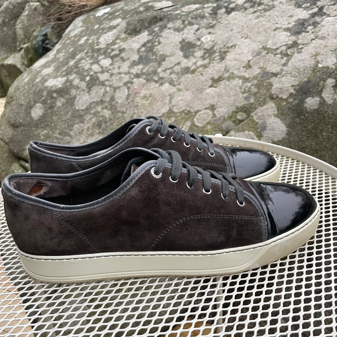 Mörkbruna lanvins med svart captoe