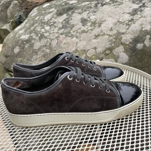 Mörkbruna lanvins med svart captoe  - Feta mörkbruna lanvins som passar till allt och alla! En klassisk sko som är perfekt nu när våren närmar sig. Storlek UK 12 (eu47 ish). Skorna är i mycket fint skick förutom ett slitage vid hälen invändigt (se första bilden). Slitningen har inte stört mig alls. Säljer för 1899kr och nypris är över 5000kr, skriv vid funderingar eller fler bilder😁OBS dustbag och box medföljer