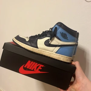 Jordan 1 Obsidian - Jordan 1 Obsidian i helt ok skick 6/10 går för 3500 nya. säljer pågrund av att jag har växt ut ur dem. Stilrena som fan och passar nästan vilken outfit som helst. Till dem som vill stå ut bland alla lanvin och valentinos. Lite smutsiga men går att tvätta 