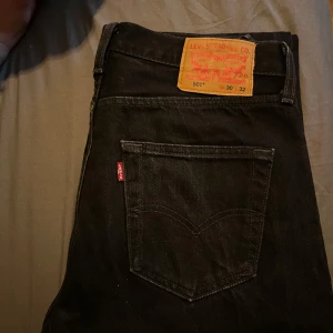 Levi’s 501 - Snygga svarta Levi's 501 jeans med klassisk design. De har en rak passform och är tillverkade i slitstarkt denim. Perfekta för en stilren look. Ca 1 år gamla, skicka 10/10