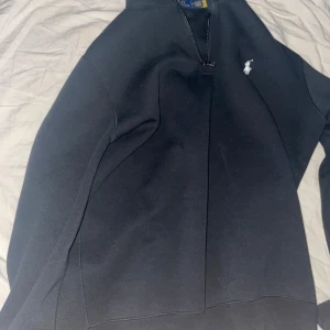 Ralph lauren halvzip - Snygg svart tröja från Ralph Lauren med halv dragkedja och klassisk logga på bröstet. Perfekt för en stilren look. I storlek M inga märken eller slitningar köpt från rl i mall of scandinavia. 