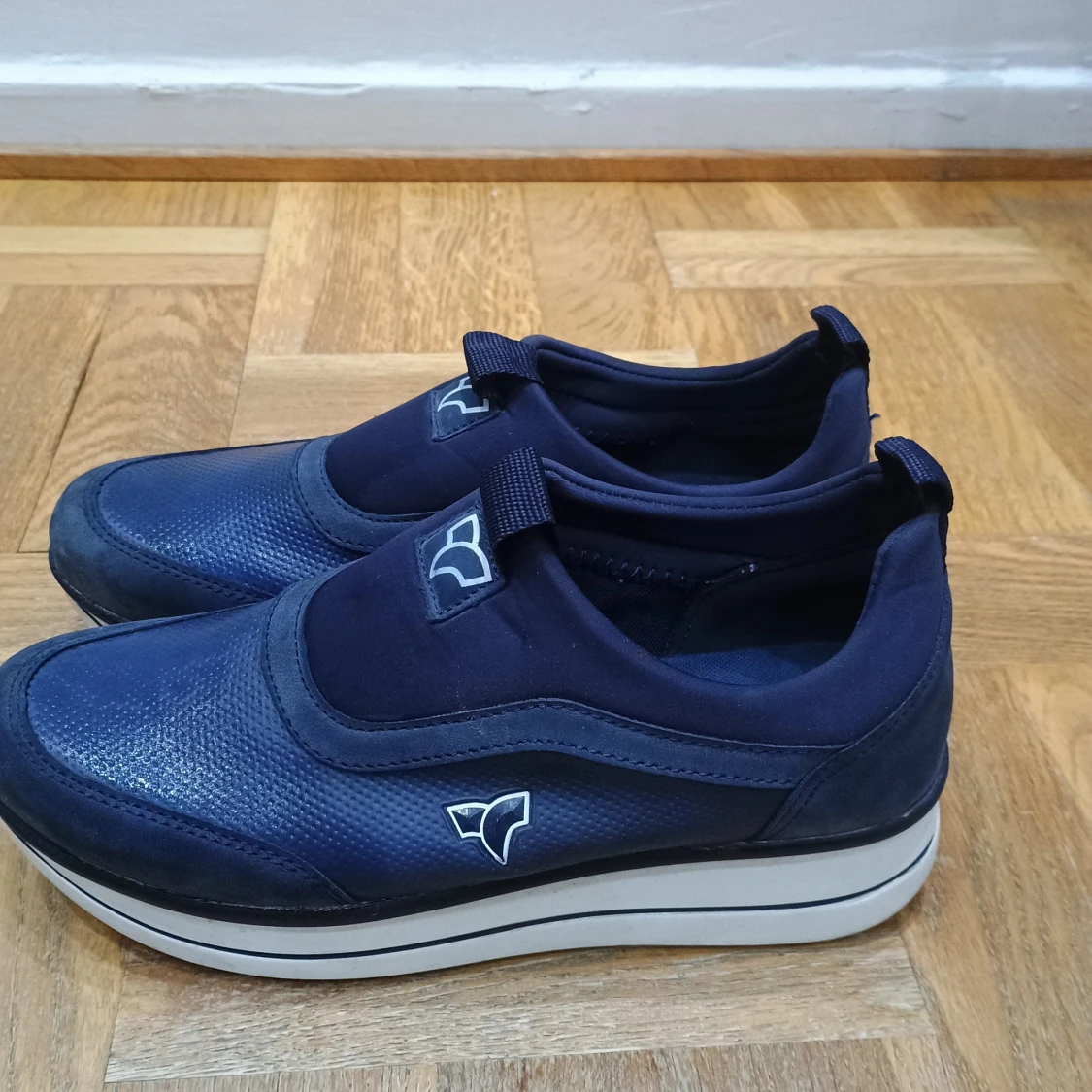 Blå sneakers med vit sula - 1