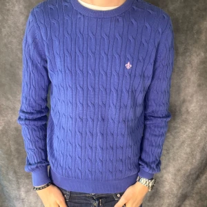 MORRIS KABELSTICKAD TRÖJA - Morris Kabelstickad Tröja - Storlek M - Deluxecloset 