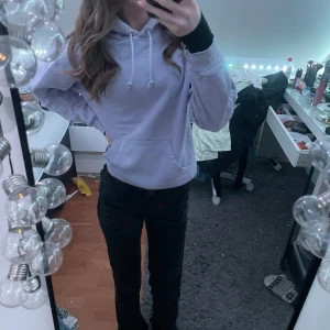 Ljuslila hoodie från Monki - Säljer en mysig ljuslila hoodie från Monki i storlek XXS. Den har en klassisk design med dragsko i huvan och en stor magficka. Perfekt för en avslappnad stil. 💜