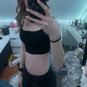 Svart linnetopp från Shein - Säljer en enkel och stilren svart linnetopp från Shein. Toppen har smala axelband och en bekväm passform, perfekt för varma dagar. Passar bra till både jeans och kjol. Perfekt för en avslappnad look!