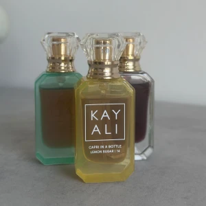 Capri in a bottle Kayali 10 ml - Capri in a Bottle Lemon Sugar | 14 från Kayali 10 ml. Testad, se bild för hur mycket kvar 🍋🍦Nypris på sephora 379kr.