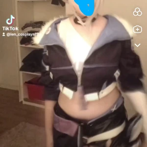 Silver wolf cosplay  - It comes with the cosplay and accessories! I bought the cosplay in 2024 to match with my mom. I've only used it four times, three times at home and one time at kodachicon. I can send more pictures of it and feel free to ask questions!:D The cosplay is bought from Miccostumes. I bought the cosplay for more then 1200kr+ shipping. And i'm selling it because I want to buy a Dokidoki version of it!:)