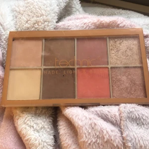 Technic Shade, Light & Bright Palette - Säljer en Technic Shade, Light & Bright Palette med åtta olika nyanser. Paletten innehåller både matta och skimrande färger i jordnära toner, perfekt för att skapa olika looks. Den är kompakt och lätt att ta med sig.