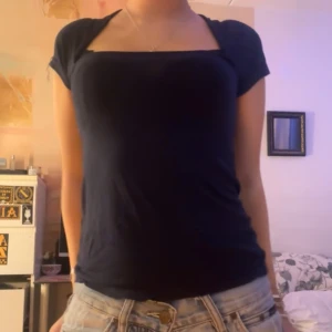 Nelly Topp - Intressekoll på en topp från Nelly. Köpt i somras, använd 2/3 gånger. Ser svart ut på bilden men ör marinblå. Skriv vid frågor🩷