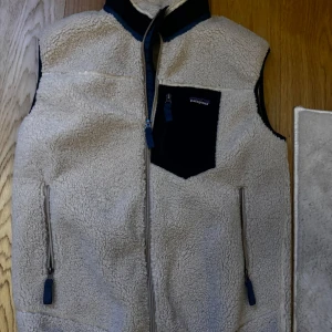 Patagonia väst - Tja säljer nu min riktigt snygga patagonia väst då den är lite stor på mig!, inga defekter skriv för mer info!