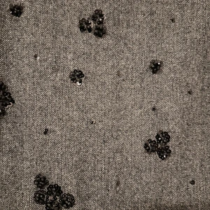 Klänning från Zara - Grå klänning från Zara med svarta paljetter på 🖤Kort modell med korta armar i storlek S. Aldrig använd, prislapp kvar! Nypris 849kr.