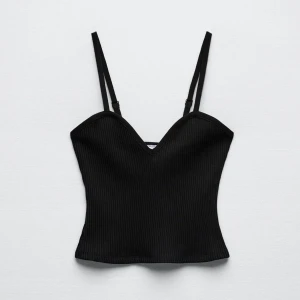 topp med hjärtformad urringning Zara - Jättefint linne som inte säljs längre. Aldrig använt så är i nyskick. Hör av vid frågor, pris kan diskuteras 💗