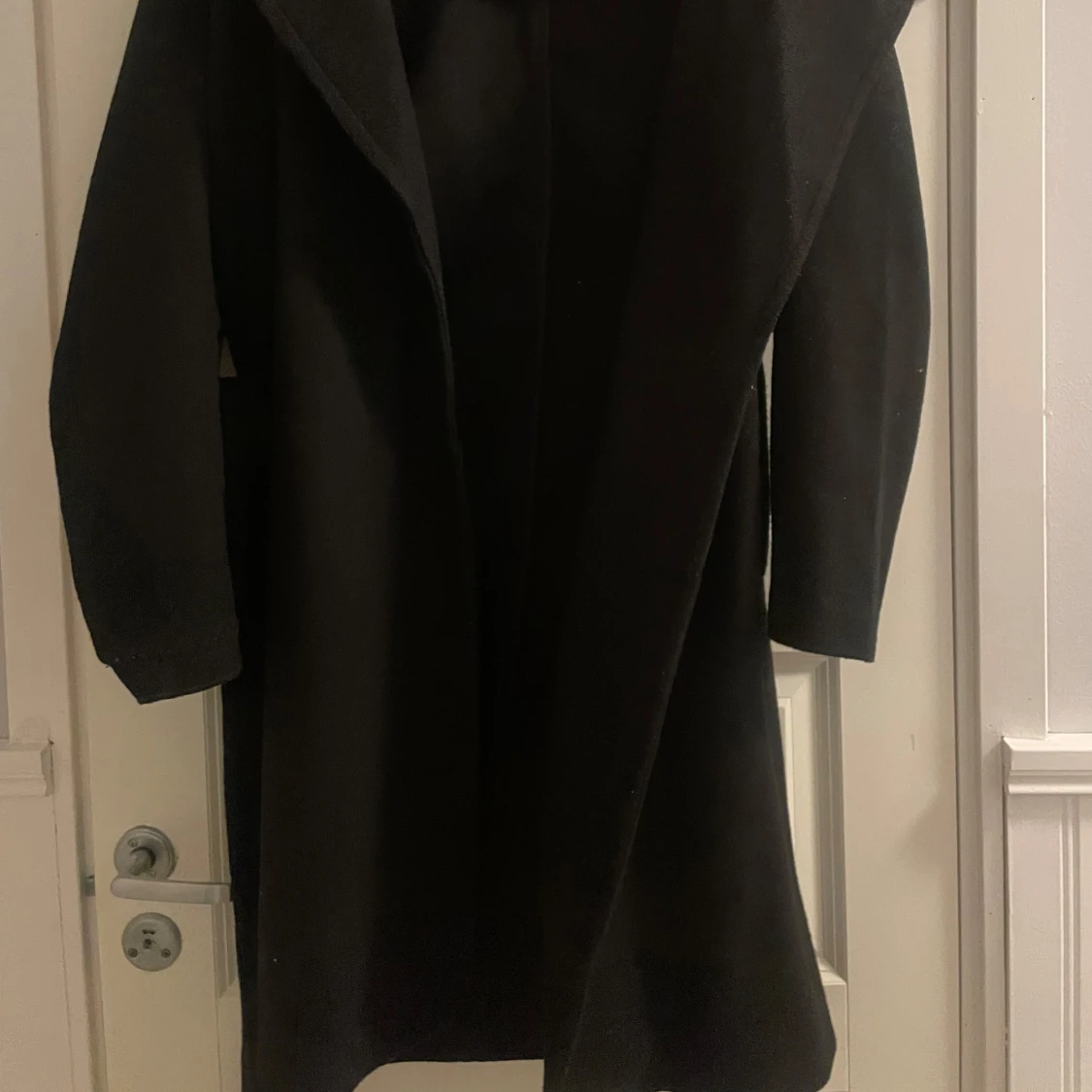 Svart kappa med bälte från VILA - 90