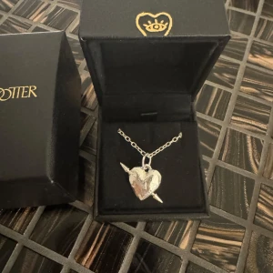 Maria Nilsdotter halsband - Säljer mitt jättefina halsband från Maria Nilsdotter🤩🤩Köptes i somras i deras butik, nypris 2800kr😇Längd 45